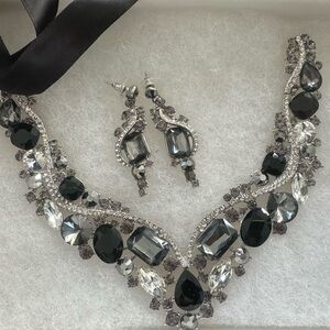 Elegant Black and Gray Necklace Set